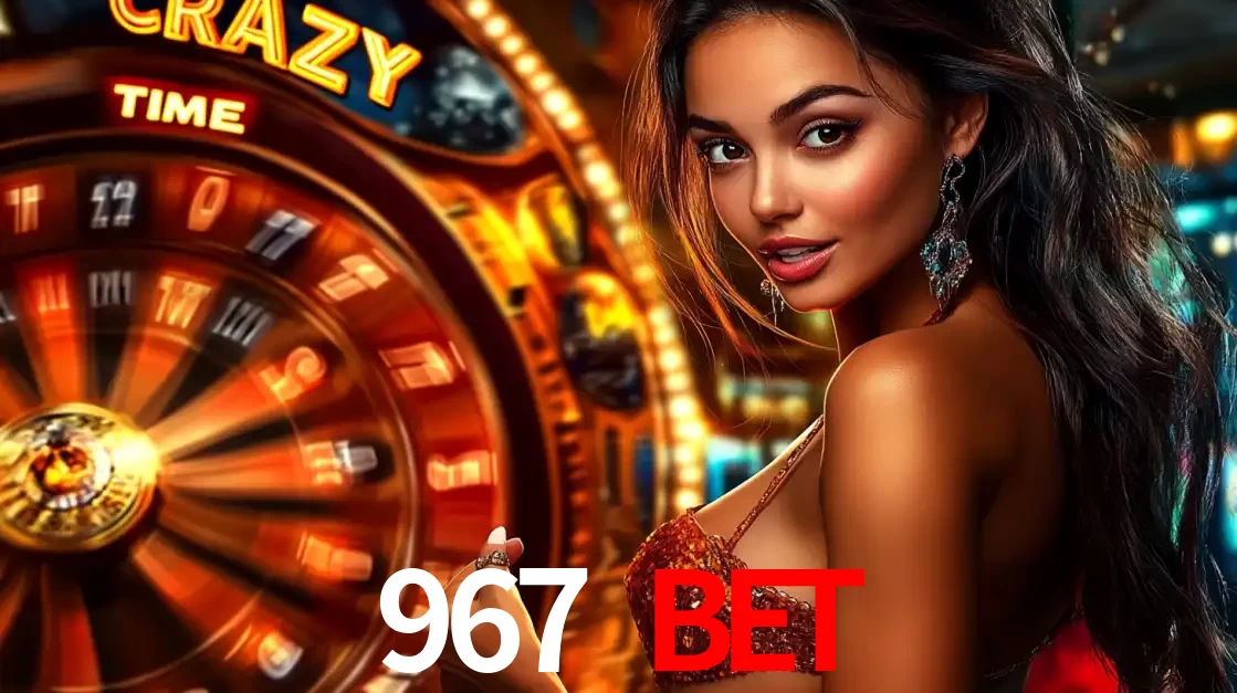 Mulher ao lado da roda de prêmios do jogo de cassino ao vivo Crazy Time, um dos shows de jogos mais emocionantes oferecidos pela plataforma de apostas 967 BET.