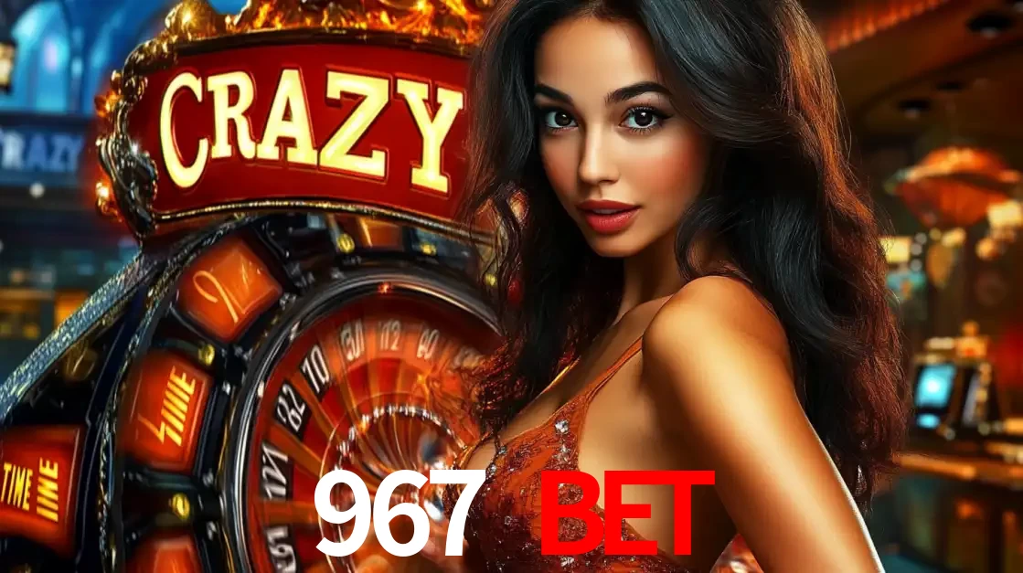 Mulher glamourosa olhando para a câmera com a roda vermelha do Crazy Time ao fundo em um ambiente de cassino, destacando a emoção dos jogos ao vivo no 967 BET.