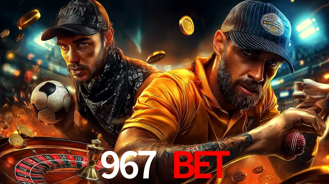 Montagem de apostas esportivas e cassino no 967 BET, com um homem segurando uma bola de futebol e outro uma de beisebol sobre uma roleta e moedas voadoras.