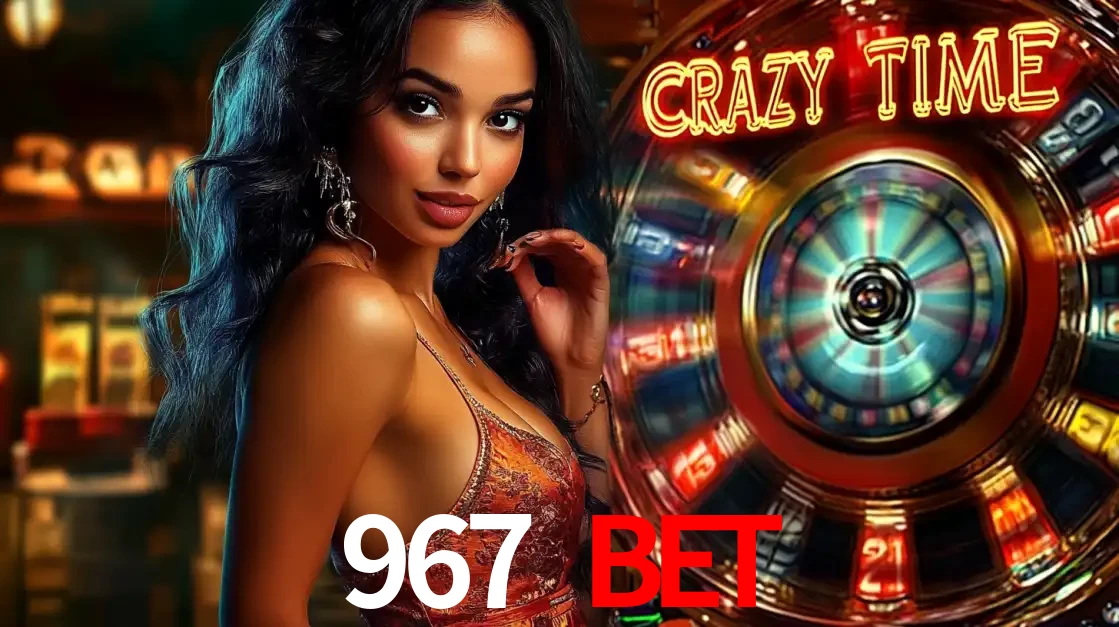 Mulher elegante ao lado da vibrante roda da fortuna do jogo de cassino ao vivo Crazy Time, um dos game shows mais populares e cheios de prêmios do 967 BET.